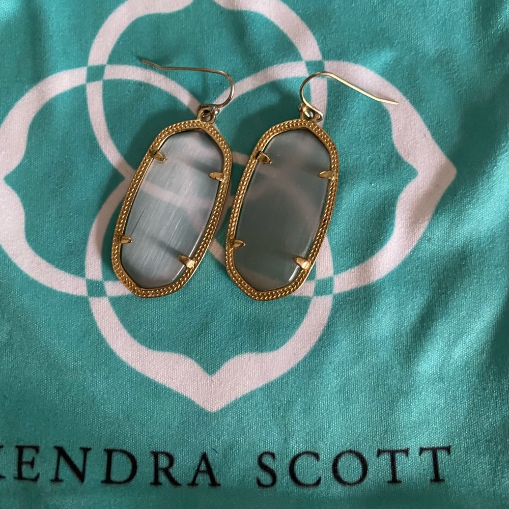 Kendra Scott Elle in Gold a translucent gray.